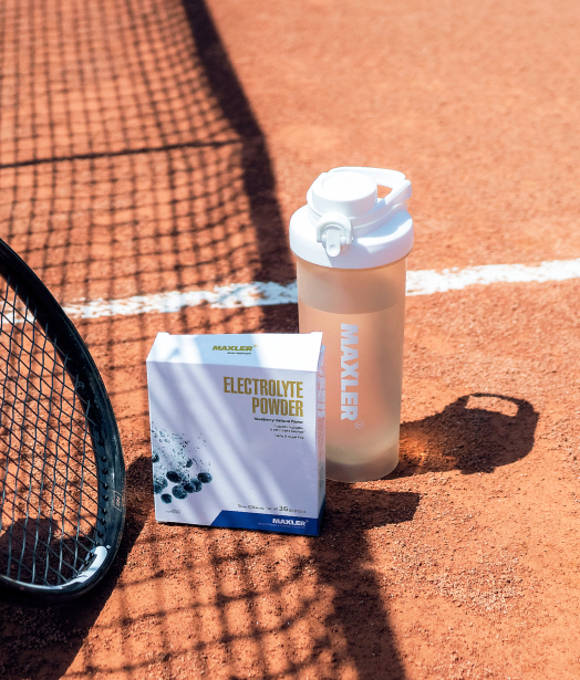 Maxler Electrolyte Powder and shaker bottle on a tennis court with racket