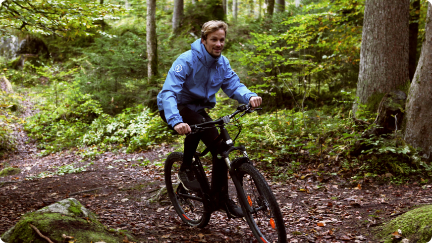 Man cycling in nature, energized by a balanced diet with sufficient vitamin B12 intake