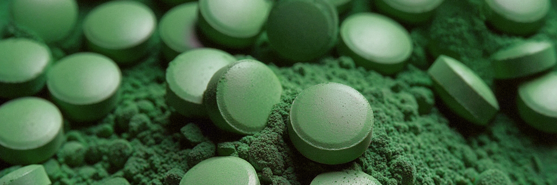 Close-up of Maxler Organic Spirulina tablets with spirulina powder, showcasing their rich green color and high-quality formulation